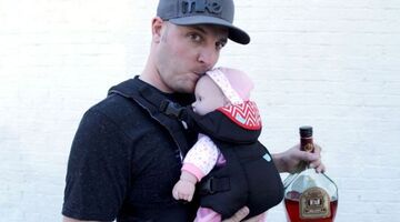 man maakt van baby-pop een geheime drankfles