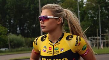 Jutta Leerdam steelt de show met kort schaatspakje