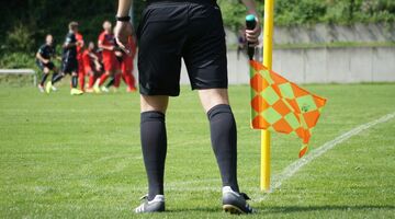 hoeveel salaris krijgt grensrechter betaald