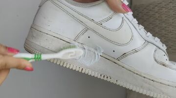 hoe witte sneakers schoonmaken huishoudmiddeltjes