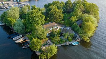 Op Funda staat een privé-eiland midden in de drukte van de Randstad te koop