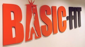 basic fit vermogen eigenaar rene moos