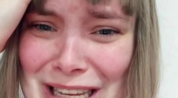 kapsel verpest door kapper vrouw huilt