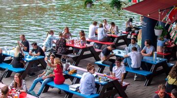 terrassen aan het water amsterdam met zon