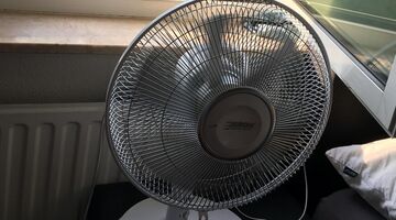 ventilator voor het raam zetten