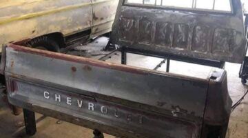 De oude pick-up die werd omgetoverd tot een bed