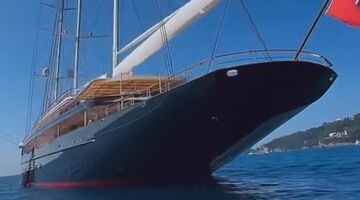 jacht jeff bezos op zee koru gespot instagram