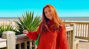 jongedame vliegt iedere dag naar kantoor reizen