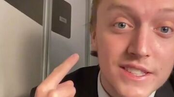 steward legt uit waarom je nooit een korte broek aan moet doen tijdens een vlucht vliegtuig