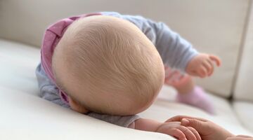 wanneer begint baby met kruipen