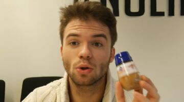 Een man die tips geeft hoe je van aften afkomt