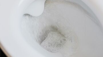 hoe bruine aanslag in wc weg wat gebruiken