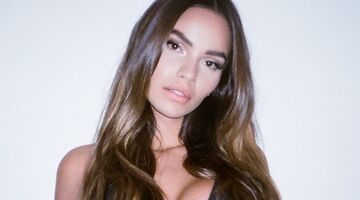 monica geuze nieuwe foto zwarte top