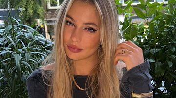 jutta leerdam poseert in jurkje