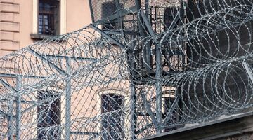 onterecht vastzitten vergoeding nederland buitenland