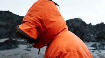 Een natgeregende winterjas