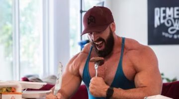 Een bodybuilder die flink aan het eten is (hij zal niet met een lege maag gaan sporten)