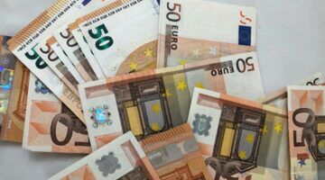 Een stapel met briefjes van 50 euro