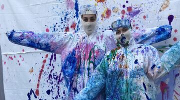 de pretfabriek verf gooien vriendenuitje