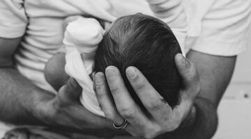 Man ontdekt na negen jaar, dat hij niet de vader is van zijn kind