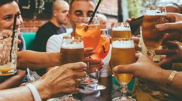 etentje vrienden decor tuin