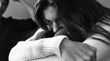 vrouw heeft affaires tijdens relatie