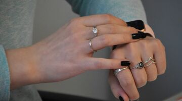 vrouw ontdekt smartwatch fitnessapp vreemdgaan vriend