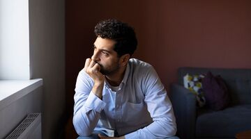 Man is getrouwd maar denkt aan vrouw uit verleden