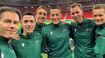 hoeveel salaris verdient danny makkelie scheidsrechter ek