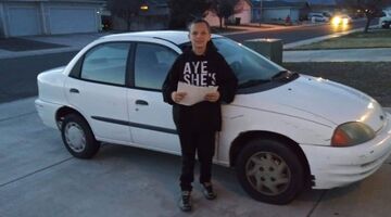 jongen verkoopt xbox voor auto