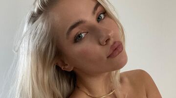 juultje tieleman zonder top op foto strand