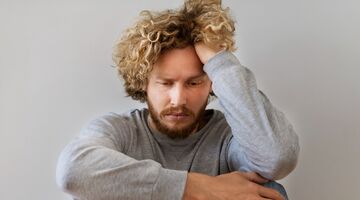 man heeft affaire maar zij gaat met andere mannen naar bed