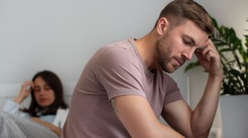 vriendin gat in haar hand makkelijk geld uitgeven