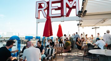 De rooftopbar van REM Amsterdam