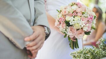 geld betalen bruiloft vriend buitenland