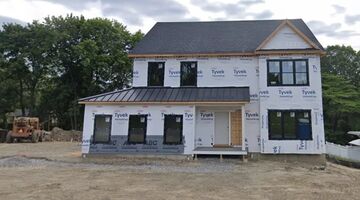 man ontdekt villa op eigen stuk grond