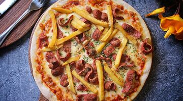 friet-pizza en frikandel speciaal-pizza van de Lidl