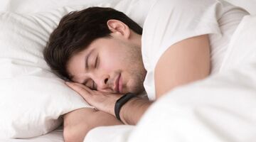 Dit is wat er met je lichaam gebeurt als je te lang slaapt