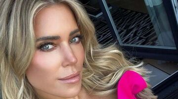 Sylvie Meis in Griekenland poseert in bikini