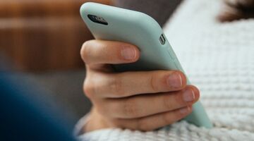 vriendin verwijdert berichtjes op telefoon verdacht