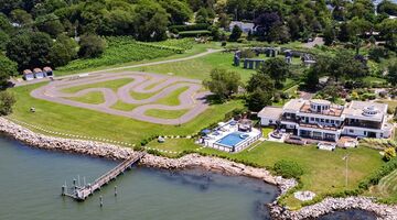 villa met kartbaan te koop