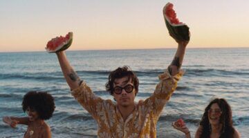 Harry Styles met watermeloenen in zijn handen