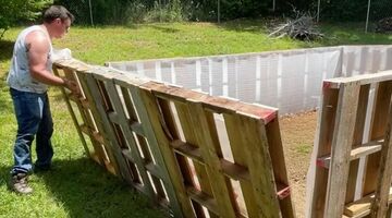 man bouwt zwembad van pallets