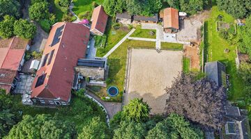 woonboerderij aan water te koop met paardenstallen
