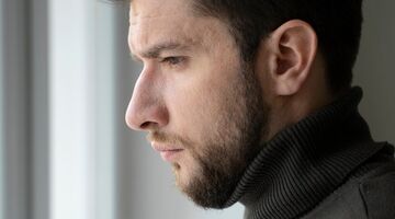 man vindt rare foto's telefoon vriendin