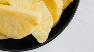 Tintelend gevoel tong na ananas eten