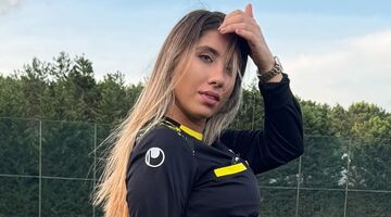 scheidsrechter geschortst turkse vrouw