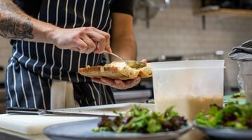 hoeveel geven nederlanders gemiddeld uit in restaurants uit eten