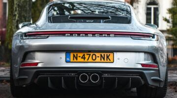 Een auto van Porsche, geparkeerd in Amsterdam, waar iemand veel wegenbelasting betaalt