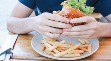 om 18.00 uur avondeten laat